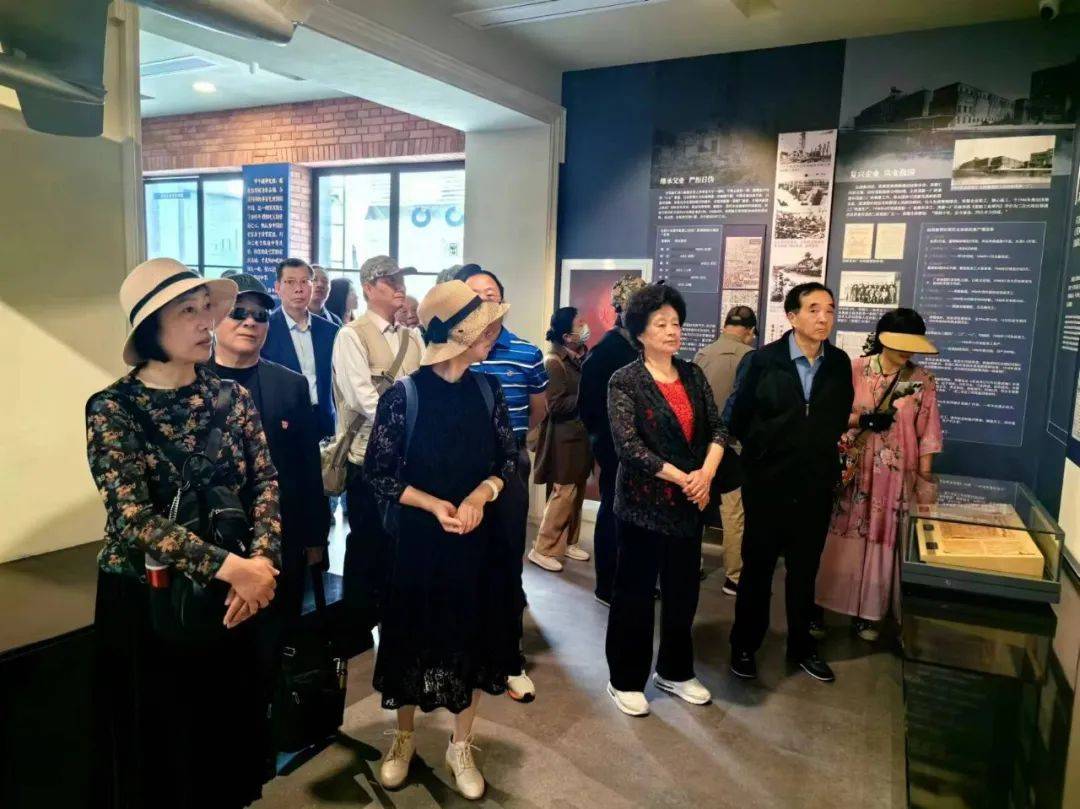 区民政局组织老干部参观荣毅仁纪念馆