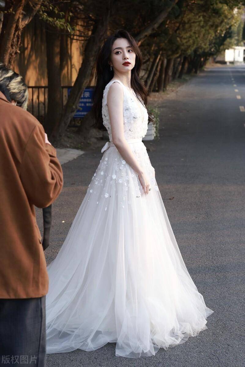 胡冰卿这身材,这才是尤物啊!