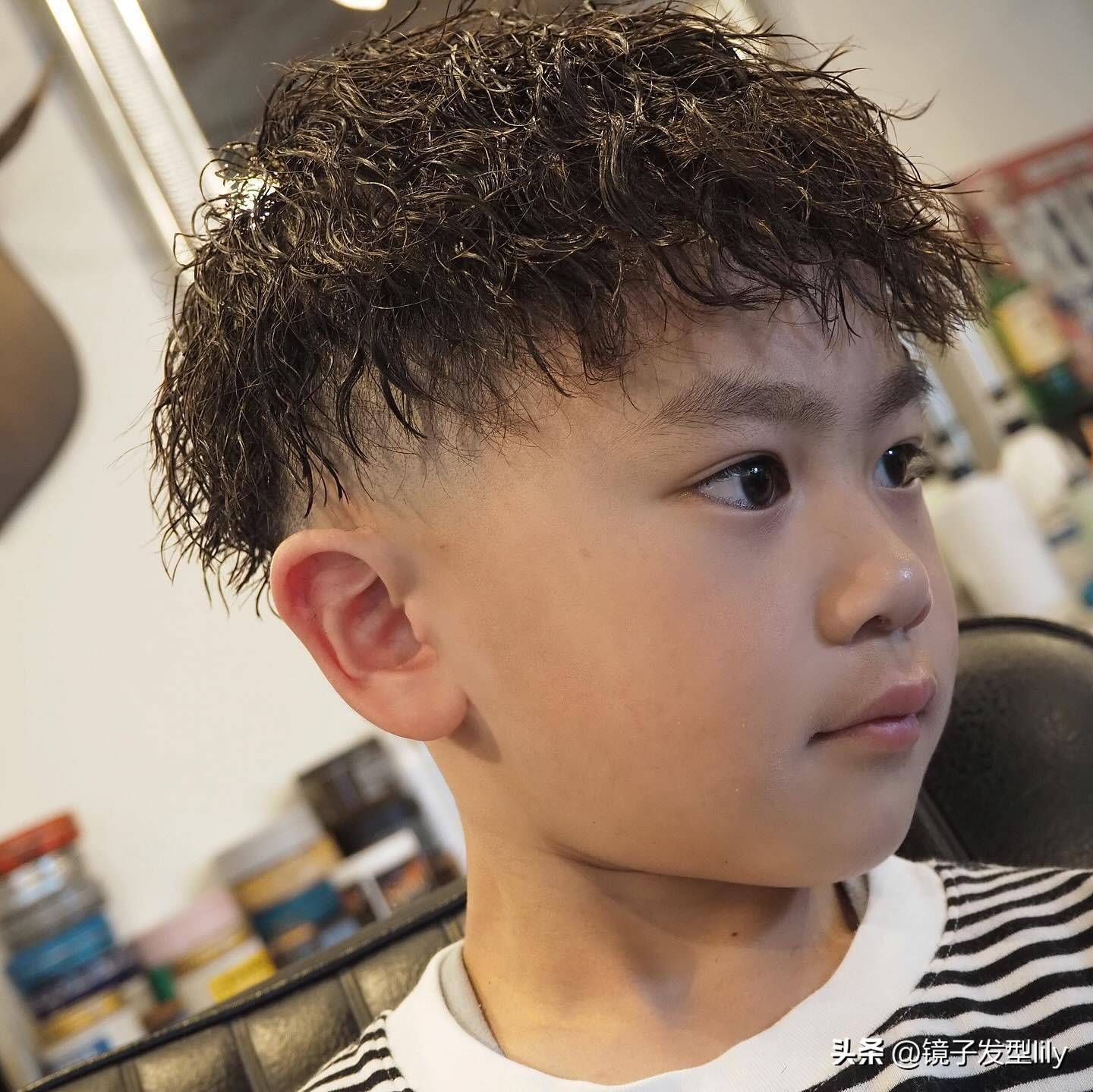 线男孩孩子与发型和运动服装向量例证图库矢量图©stockgiu 242230970, image size:1440x1439