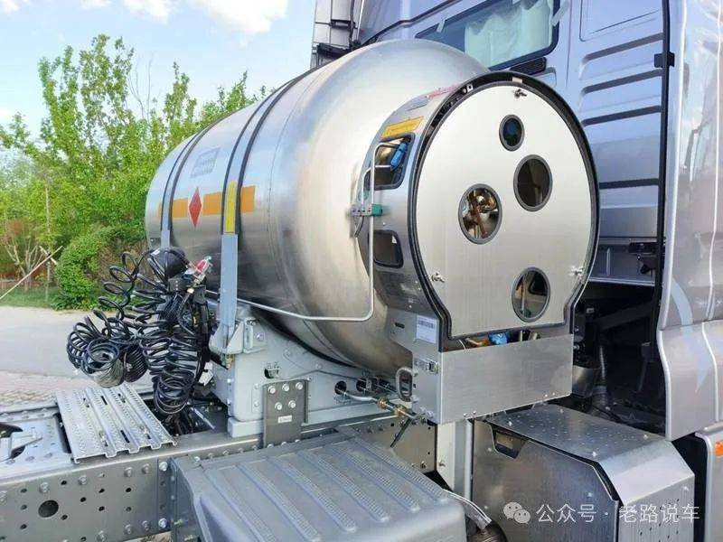 驾驶室后方的1500l气瓶vgd71s前桥,减震钢板2片,使用铝合金轮圈,全车