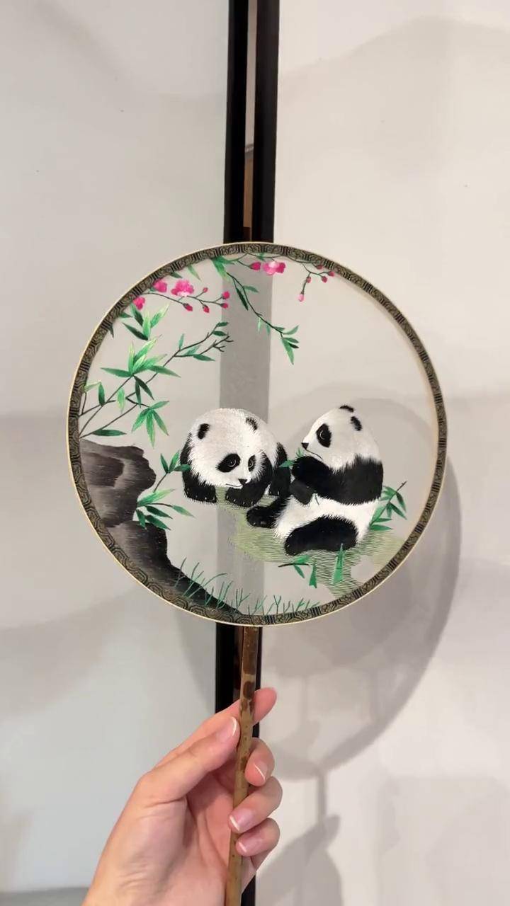 谁能拒绝这么可爱的大熊猫呀苏绣 团扇 手绣刺绣 东方美学