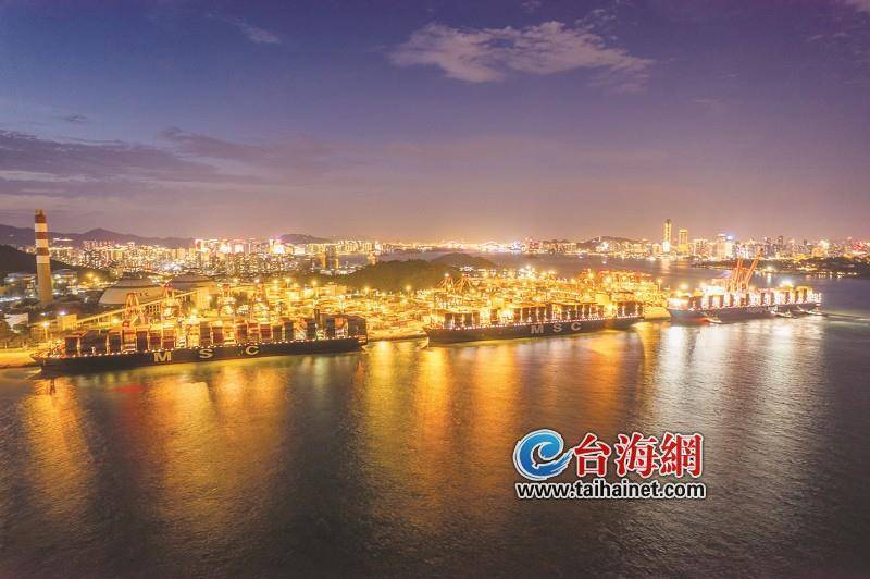 3艘"巨无霸"首尾相连1200米