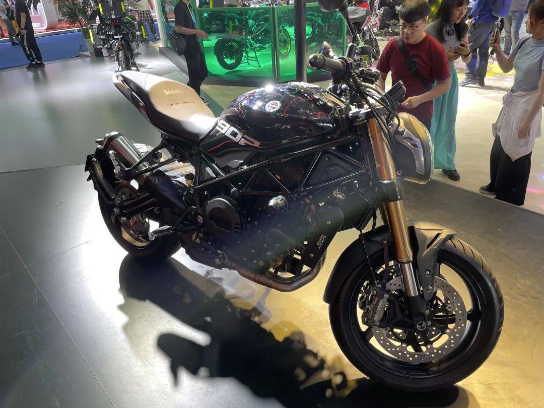 国产首台自动挡摩托车闪300发布,售价239万,贝纳利902还不到4万