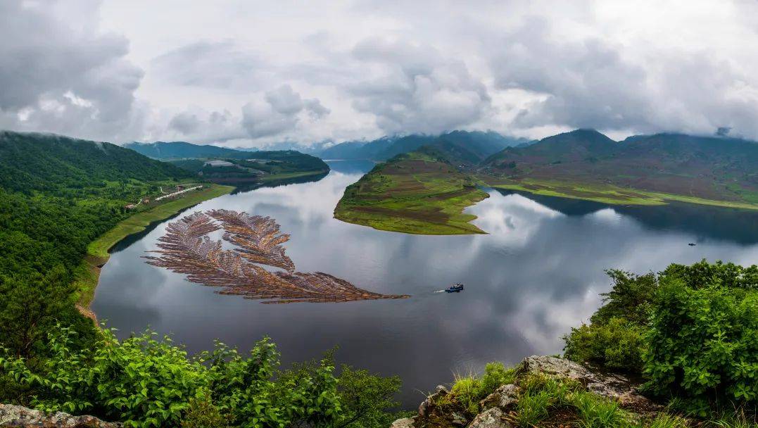 观赏更惬意,沿江的朝鲜族民俗村更是吸引了无数游客前来体验民俗风情