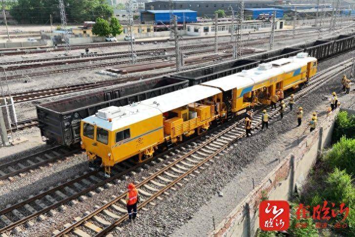 临沂:机械化施工为铁路"舒筋健骨"