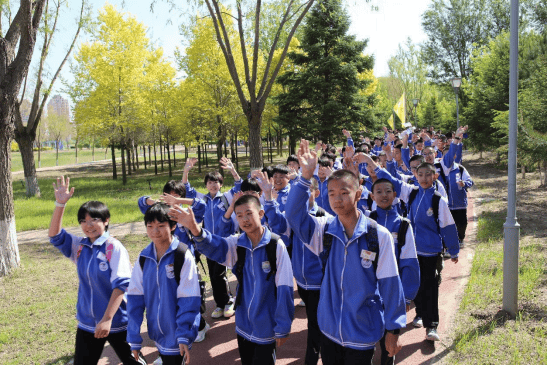 【校园动态】挥洒激情 挑战自我——通辽七中举行首届师生户外远足行