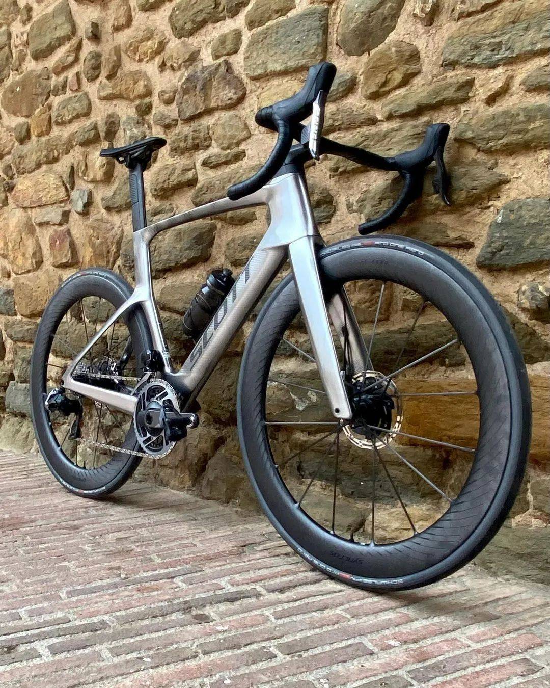 foil rc ultimate作为scott公路车性能的旗舰型号,本身就以轻量化,高