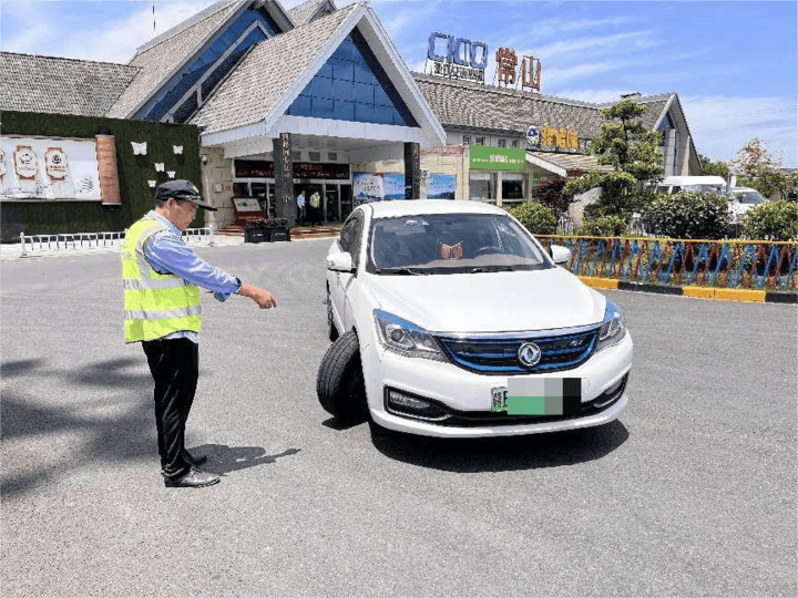 上高速车轴断裂,车辆"趴窝"时他们出现了_吴先生_余辉_情况