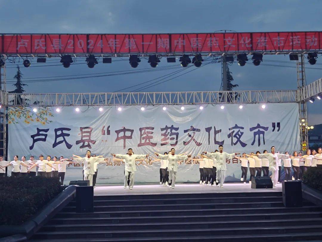 活动现场,在中医适宜技术体验区,卢氏县中医院医务人员为有需求的市民