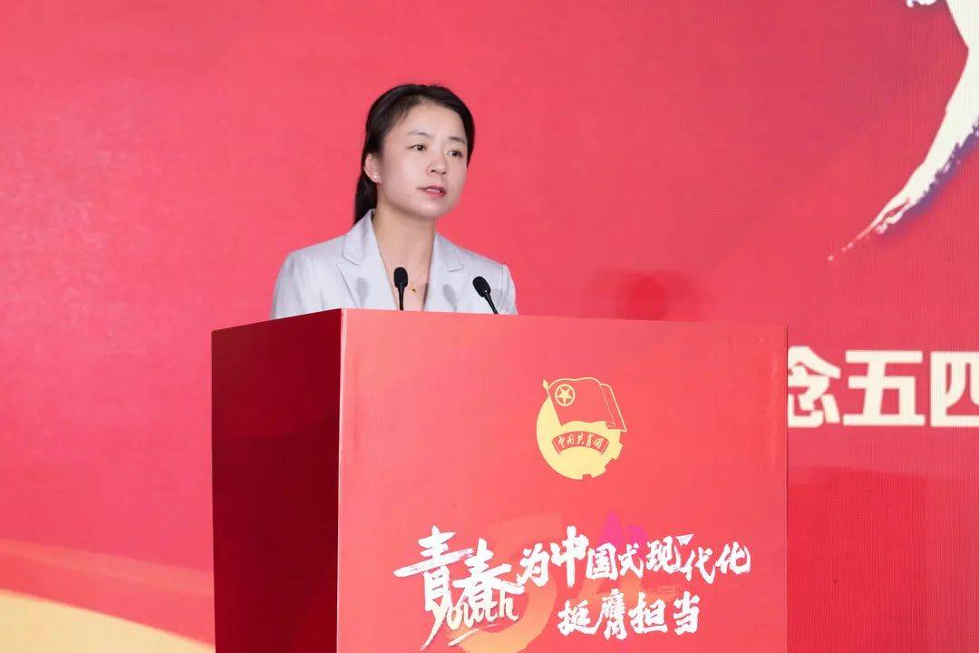 江阴市人民政府副市长金丹菁向2024年江阴市青年发展民生实事项目代表