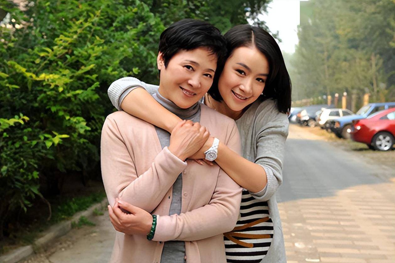 结婚5年丈夫去世二婚带女儿嫁美国人2年后离婚如今咋样了