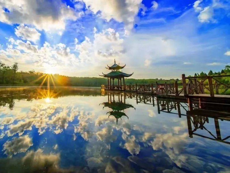 坐在漂流艇上,河水时而湍急,时而平缓,一边向前,一边欣赏沿岸的风景