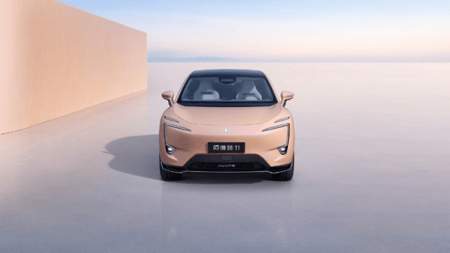 24款阿维塔11推出渐变晖金车色,宝马ix3如何应对?