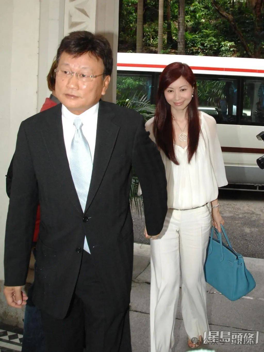 57岁港姐近照美貌大杀四方!三婚带娃嫁初恋,选美赢邱淑贞关秀媚