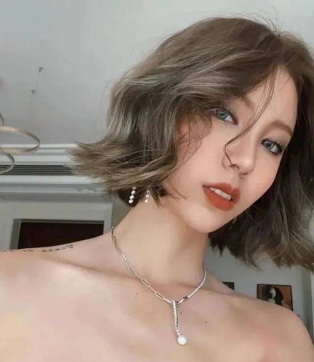 热短发推荐：纯欲风发型更有高级感