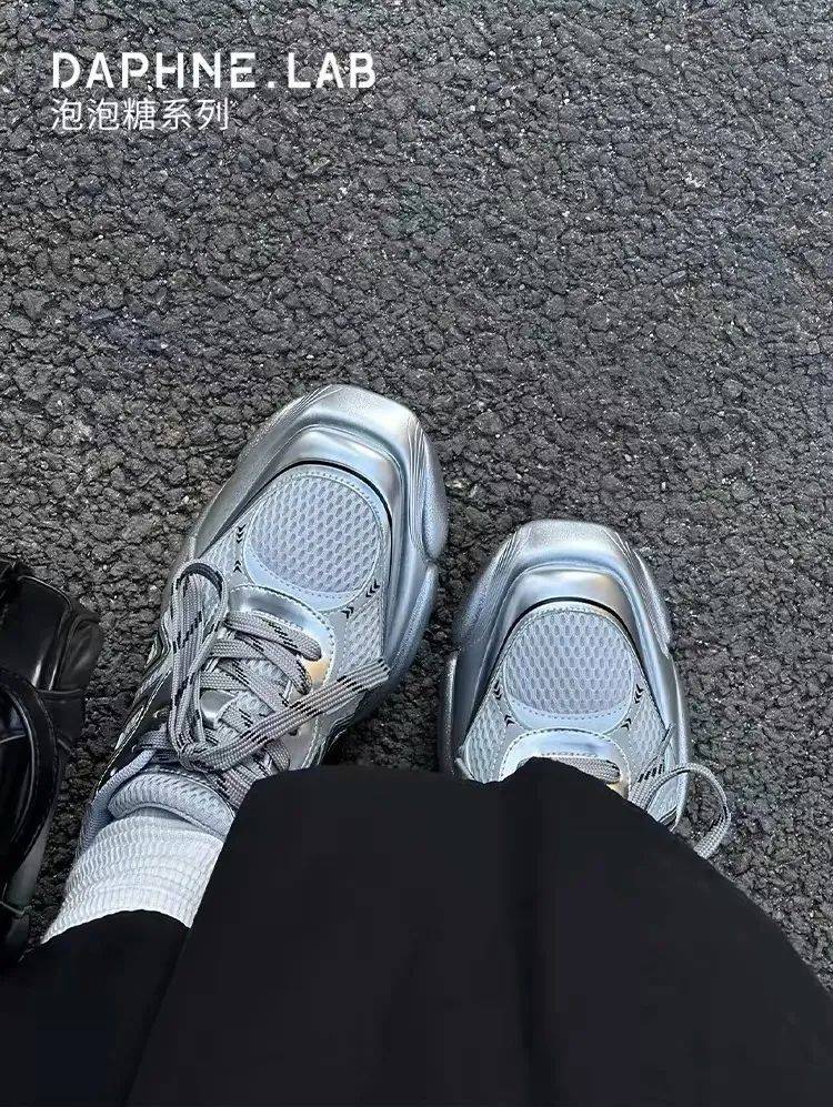 不过也不是所有款式的玛丽珍鞋都适合粗腿mm,我观察了身边爱穿玛丽珍