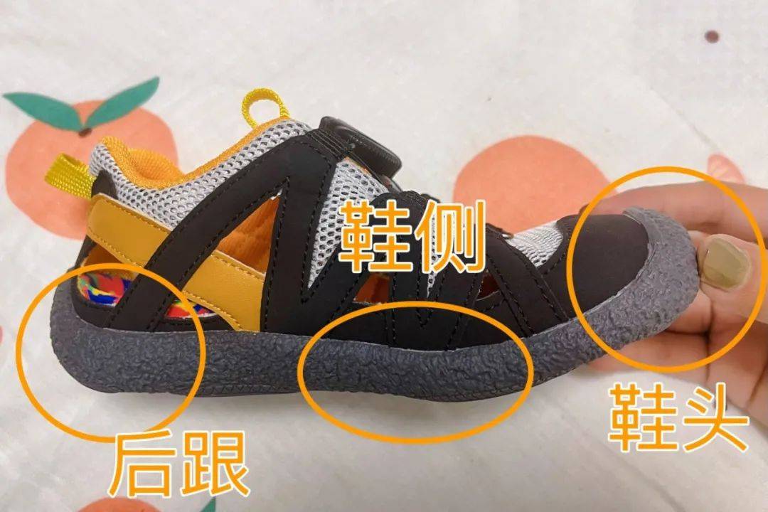 首先,鞋带部分是酷炫的旋钮设计,向下一按,再轻轻一扭就能调节松紧