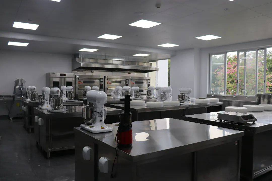 就业方向:培养面向餐饮行业,企业就业,适应烹饪职业及相关工种职业