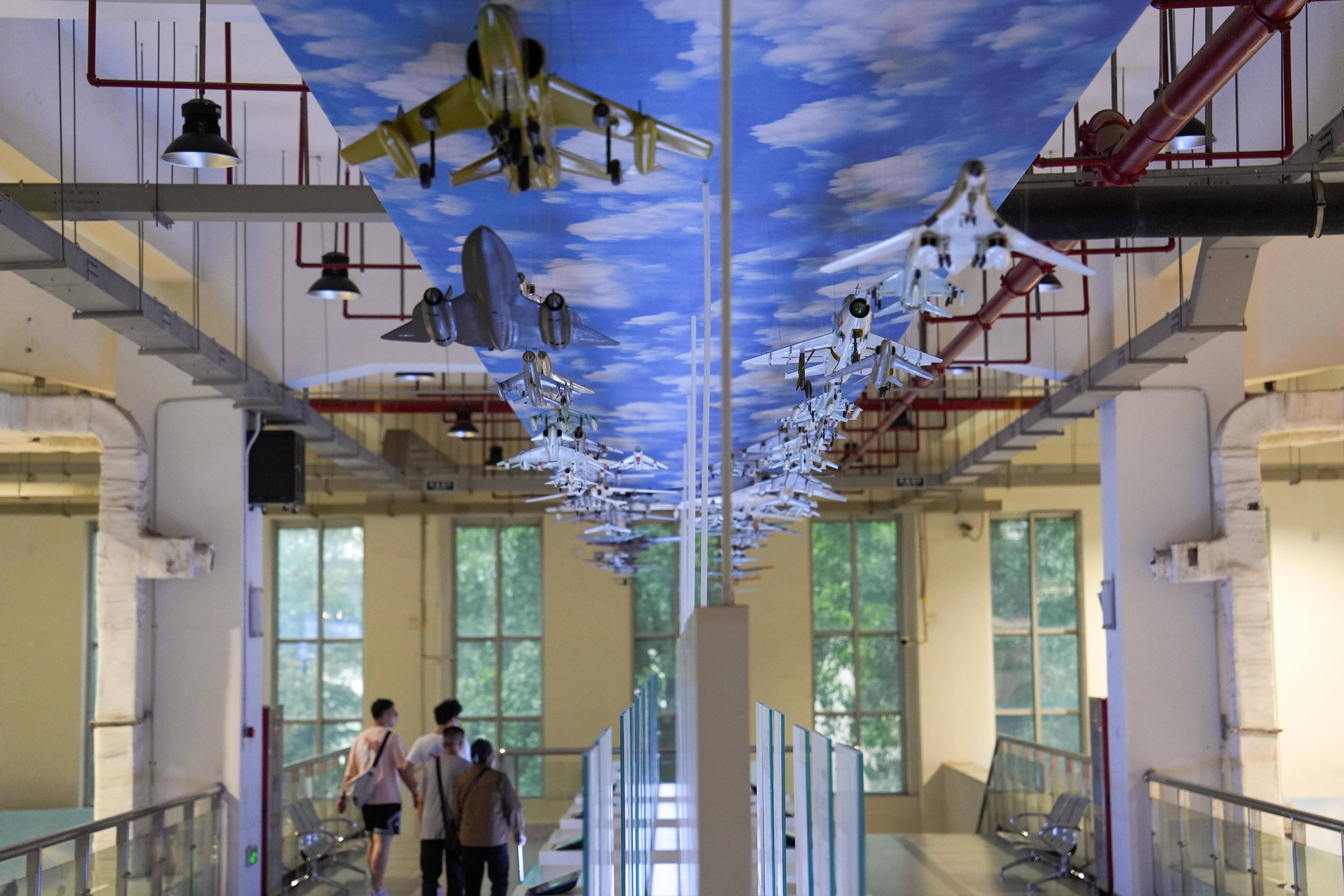 5月10日,在位于北京航空航天大学的北京航空航天博物馆内,参观者在