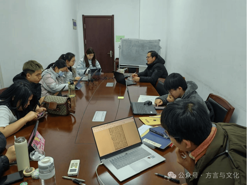 阮老师说,我们要把自己想象成一个语言学家,并且以语言学家的态度去