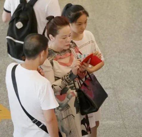 孙俪与妈妈机场同框,60岁的妈妈穿小黑裙精致似贵妇,女儿打扮随意似小