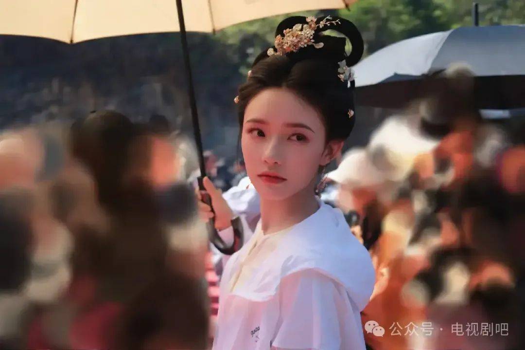 林允手拿饮料对镜甜笑娇憨可爱 小露蛮腰身材窈窕_照片_气质_上衣