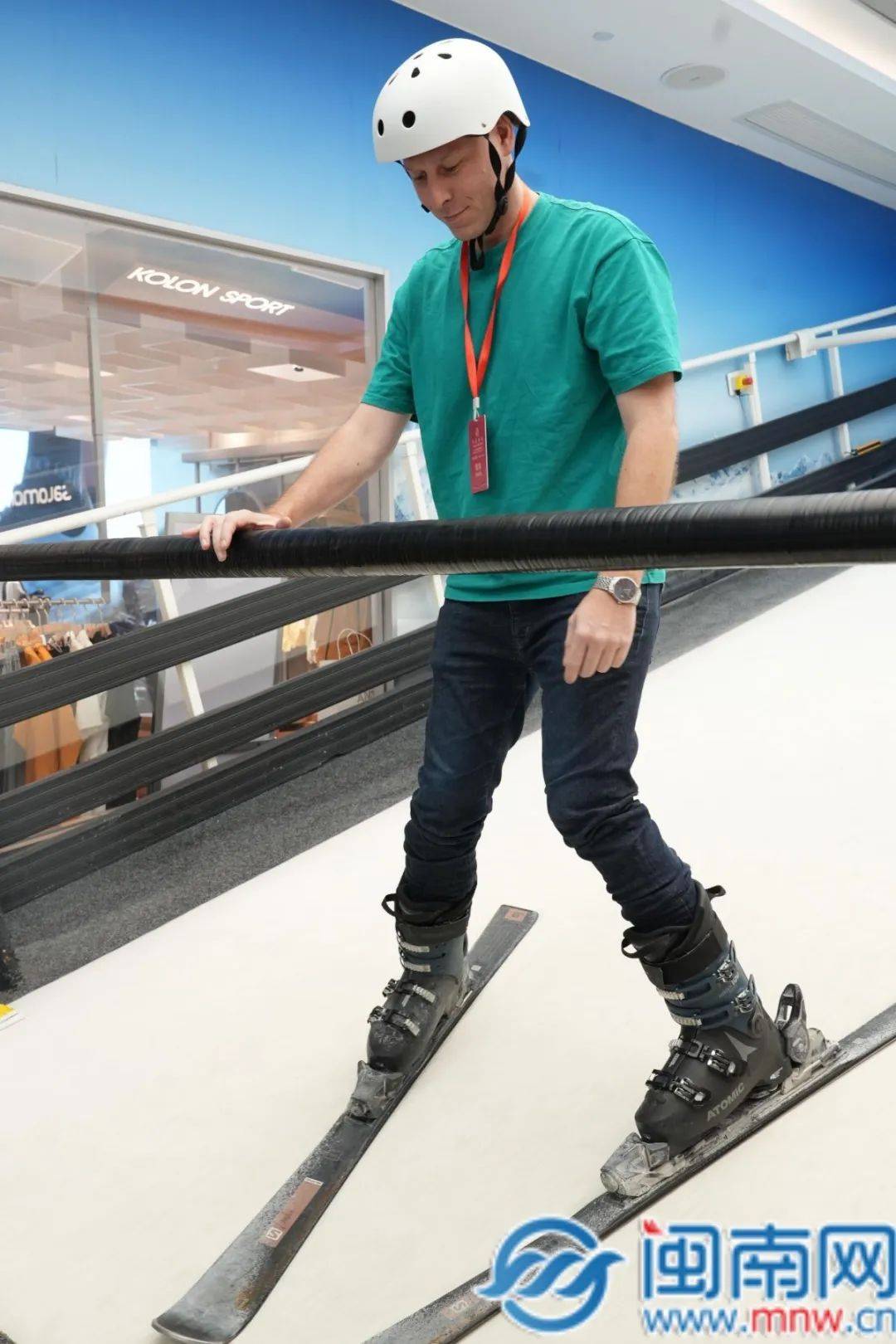 机器替工后,最忙碌的是园区内的堆垛机,多层穿梭车和agv机器人.