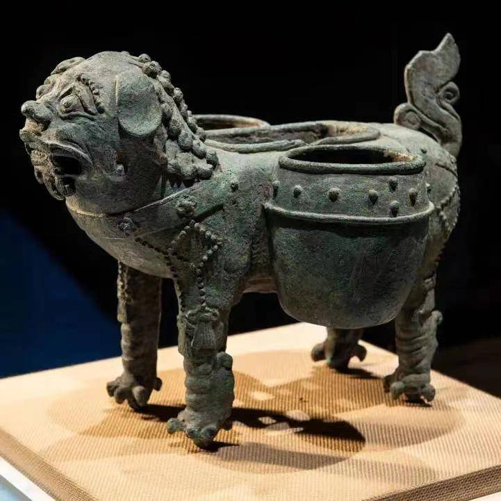 此外,馆内最为独特的一件藏品,莫过于那件明代的青铜麒麟温酒器了:这