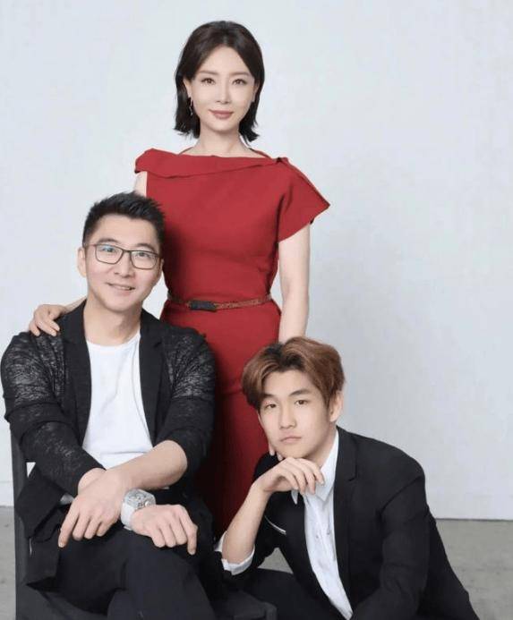 她长得漂亮,34岁下嫁二婚钢琴家,为继子终生不育,当后妈也幸福_陈数