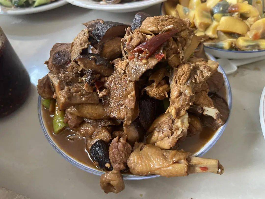 四姐妹回娘家赶大集,嫂子做一大桌菜,朋友圈火了,网友:真羡慕