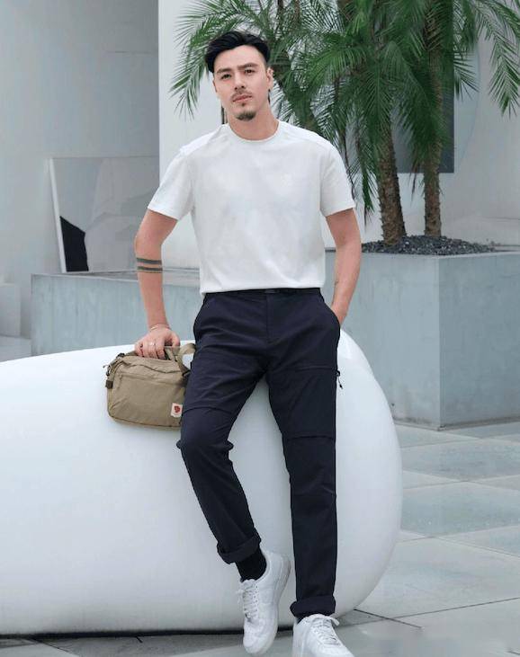 中年男人,夏天建议你少穿黑t恤,多穿白t恤,简约帅气又显年轻