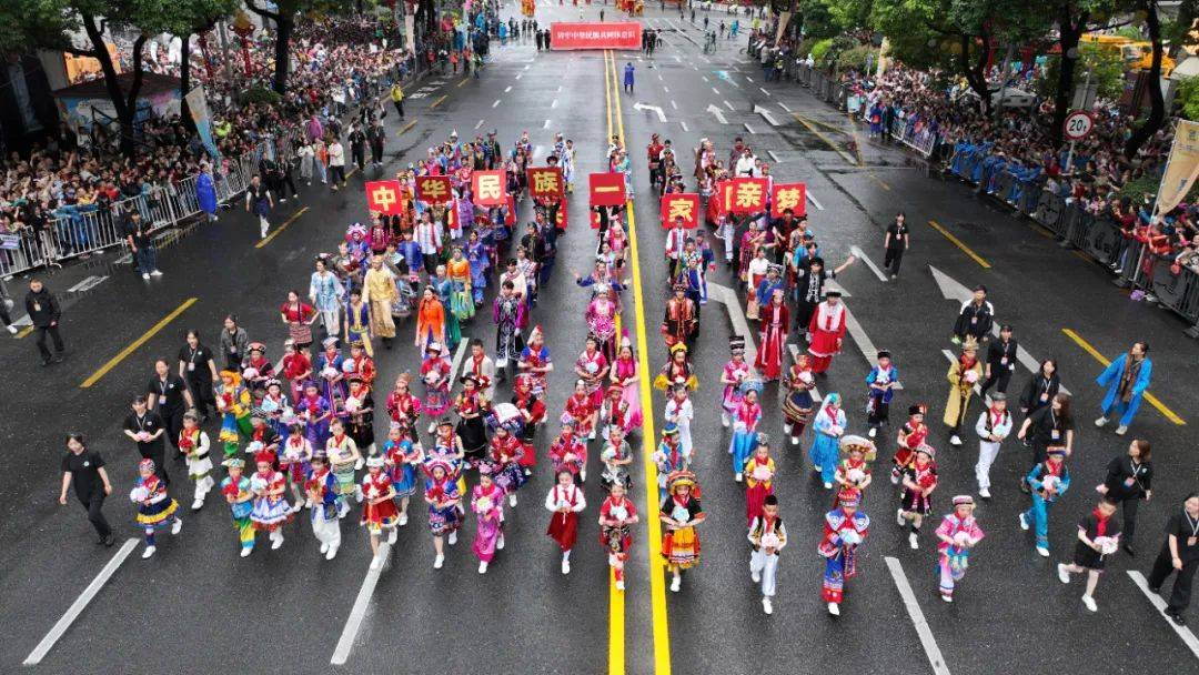 载歌载舞喜迎"中国旅游日" 民族大联欢欢动贵阳城