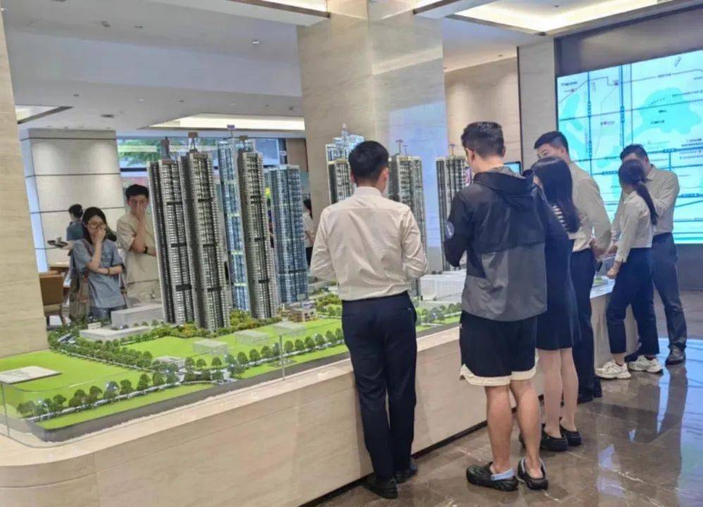 “周末全员上班！”看房者络绎不绝，楼市新政显效_政策_住房_深圳