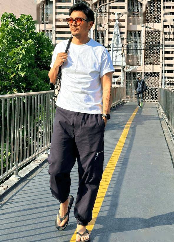 中年男人,夏天建议你少穿黑t恤,多穿白t恤,简约帅气又显年轻