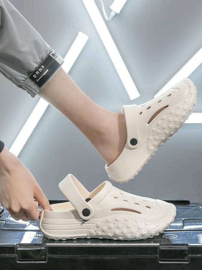 今年流行踩屎感洞洞鞋!