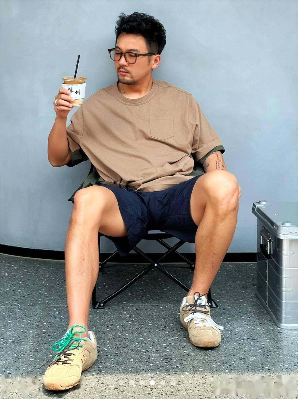 被上海大叔惊艳到!"工装短裤 运动鞋",时髦又有男人味,真帅