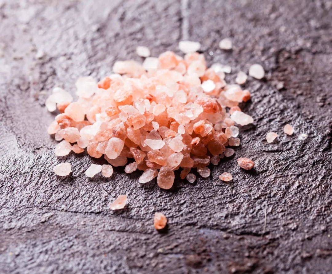 我们日常吃的加碘盐之外,还有一些盐进行了营养强化,比如钙盐,富硒盐