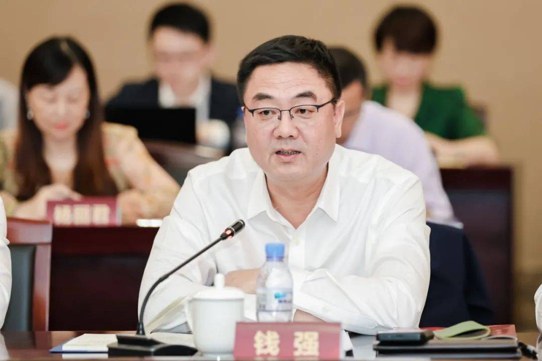 温州大学党委书记钱强,温州大学原党委书记谢树华出席会议.