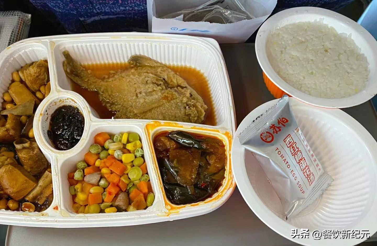 江西小伙第一次吃高铁盒饭,60块吃了个寂寞,网友:高铁含泪赚50