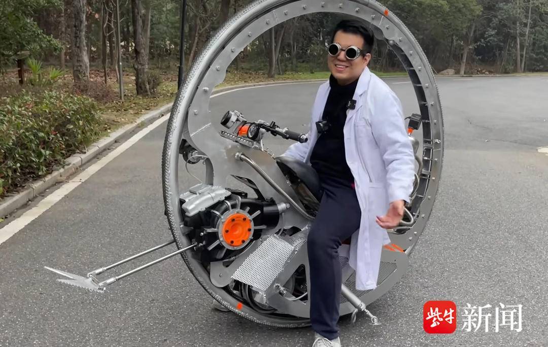 打造好并在不断升级的末日战车,还要一件是游戏"绝地求生"中的蹦蹦车