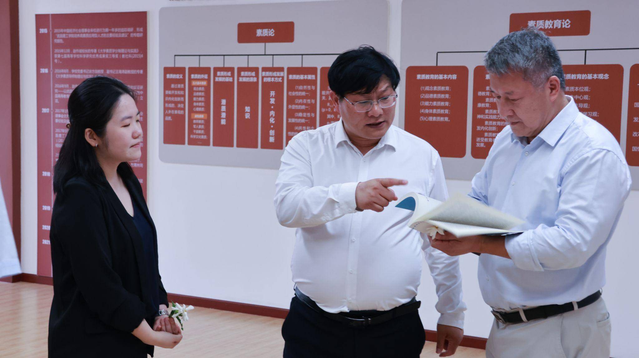 访问期间,刘骏校长在武昌理工学院校长赵作斌教授的陪同下,参观了人工