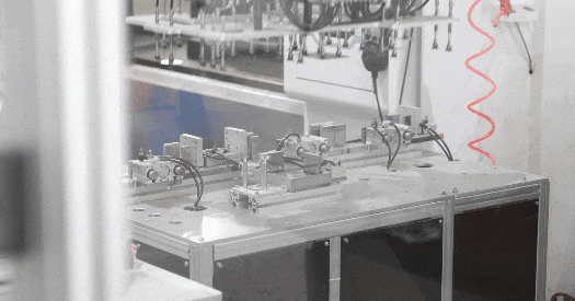 唐钢这个机器人"刀功"了得~_钢板_取样_激光