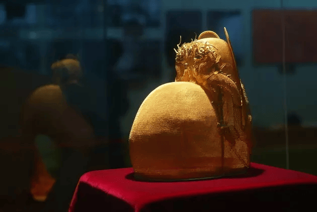 二,花丝镶嵌5,压光,用玛瑙或七八度的玉石做压子,在镀金面上反复磨压