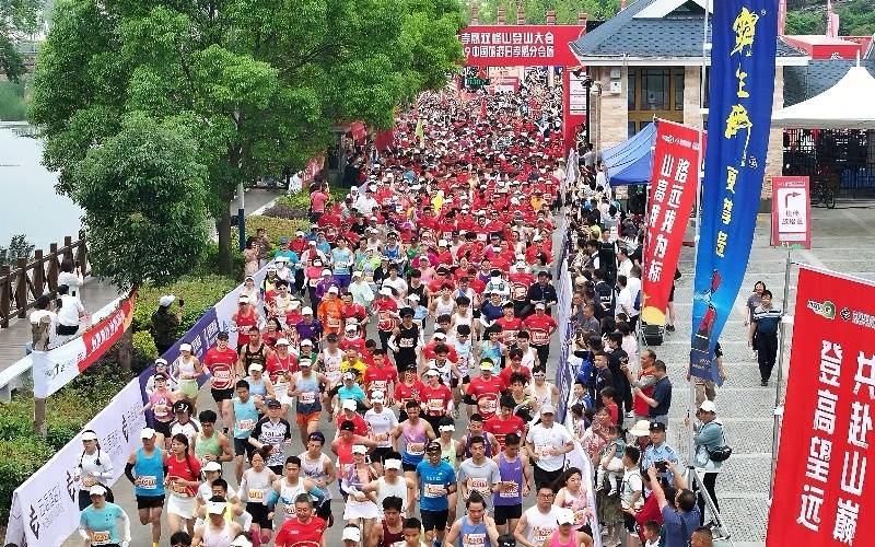 中国旅游日孝感分会场:万余名中外登山爱好者逐梦双峰
