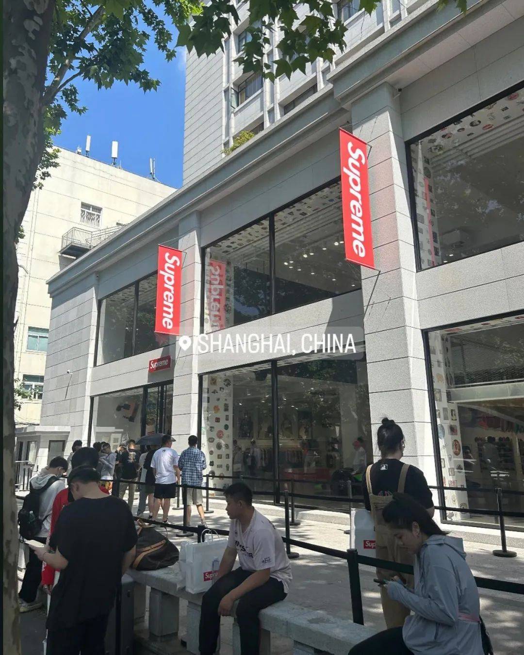 鞋贩子supreme门店收af1联名被海外疯狂转发,中国限定起飞了.