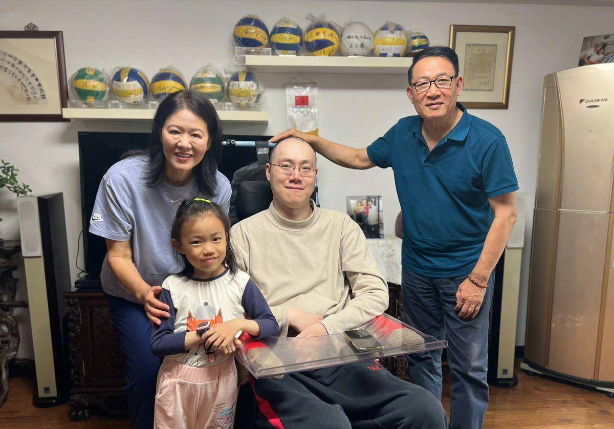 有情有义!郎平又去探望汤淼了,汤淼状态变好,女儿很高很可爱