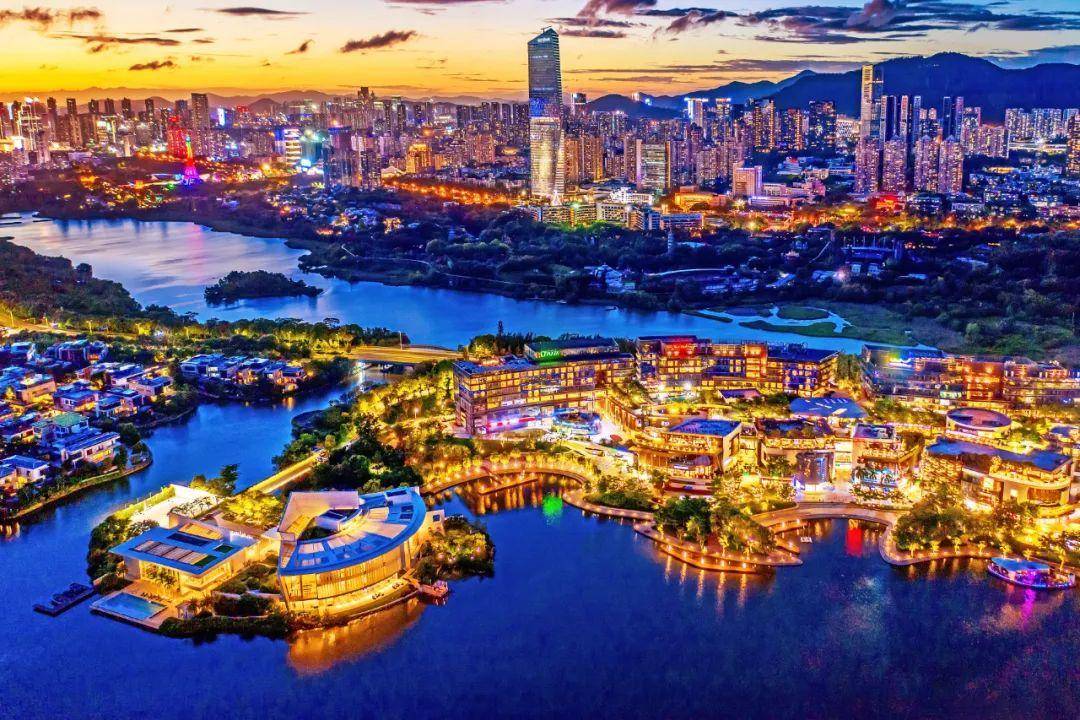 比如深圳欢乐海岸作为华侨城商管打造的文旅特色商业综合体,拥有深圳