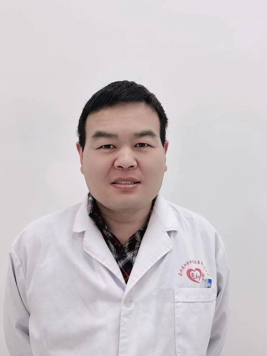 杨明辉 医师简介:嘉兴逸和源湘家荡康复护理医院门诊主任,毕业于河南