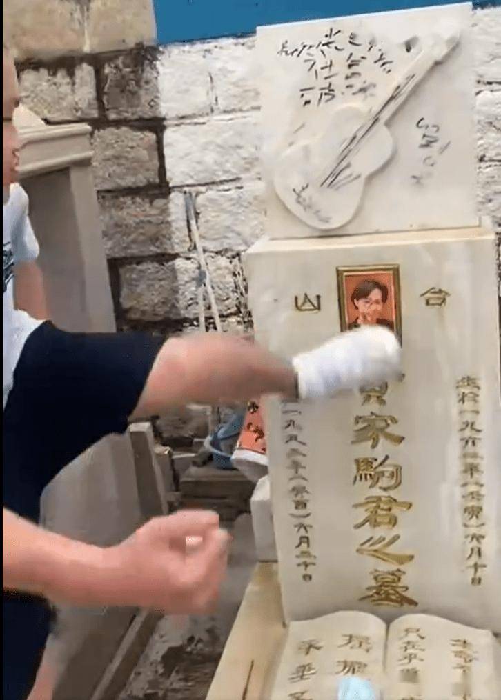 毁黄家驹墓另一疑犯身份曝光!与洪金宝郭富城近百明星合影被扒