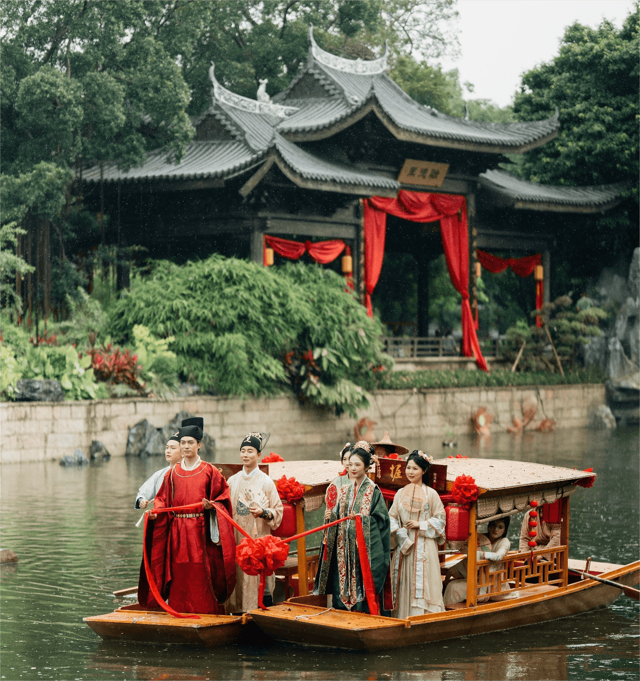 从合卺仪式到共度鹊桥,再到水上巡游,最后在赞礼官的引领下,新人们